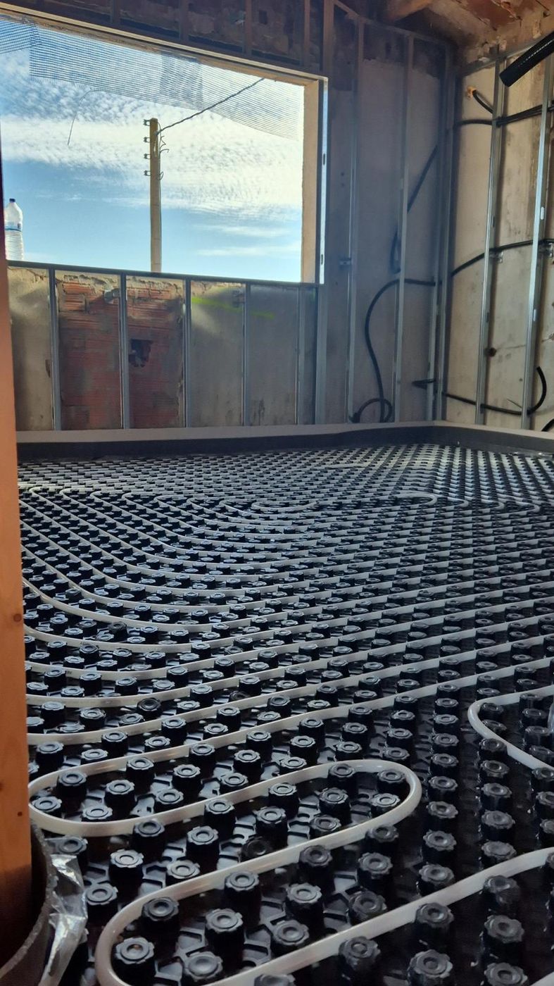 Circuito de suelo radiante sobre panel de tetones en una vivienda en obra